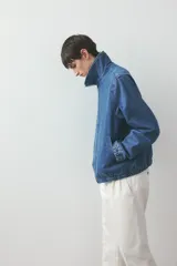 Campera de denim azul con cuello clásico, cierre frontal con cremallera, bolsillos laterales insertados al bies, un bolsillo interior, puños y bajo con elástico revestido. Forrada y de corte estándar.