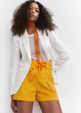 Short amarillo de tiro alto con cintura elastizada tipo paperbag y lazo ajustable.