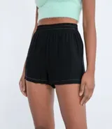 Short negro de viscosa con cintura elástica y pespuntes de colores en ruedo y cintura.