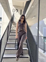 Pantalón de vestir marrón de tela barbie, corte recto y tiro alto.