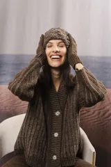 Guantes tejidos de lana color marrón claro, con puño acanalado.