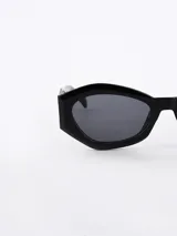 Lentes de sol negros con forma geométrica y patillas gruesas.