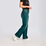 Pantalón de jean celeste de pierna ancha con roturas en ambas rodillas.