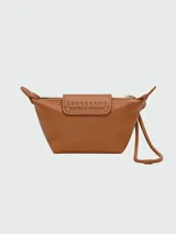 Monedero Longchamp Le Pliage Xtra de cuero color caramelo, con cierre de cremallera y solapa con botón a presión.