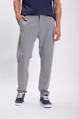 Pantalón de vestir gris claro, de corte recto y tiro medio, con bolsillos laterales y traseros.