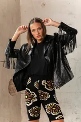 Short biker de tiro alto con estampado de letras en blanco, negro y beige.