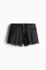 Short de jean negro con tiro alto, corte holgado, cinco bolsillos y bajo desflecado.