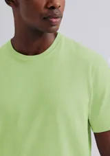 Camiseta marrón de corte recto y mangas cortas.