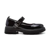 Zapato tipo Mary Jane color negro charol, con correa con hebilla y plataforma track.