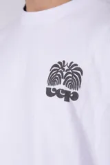 Remera negra de corte oversize con estampado blanco en el pecho.