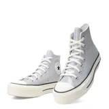 Championes de caña alta Converse Chuck Taylor All Star Lift, color plateado brillante, con plataforma blanca y cordones blancos.