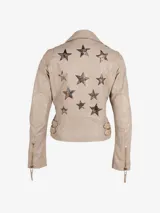 Chaqueta de cuero color beige con cierre lateral y detalles de estrellas en el diseño.