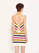 Top tejido a crochet con breteles finos y rayas horizontales en colores blanco, fucsia, mostaza y azul marino.