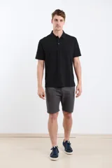 Remera manga corta verde con cuello polo y tapeta con botones.