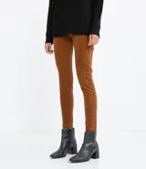 Pantalón skinny de terciopelo color marrón, con cintura alta y bolsillos. Marca Marfinno.