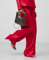 Pantalón negro de tiro alto, pierna muy ancha y caída fluida, confeccionado en tejido satinado de poliéster reciclado.