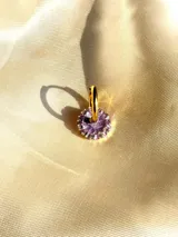 Arito dorado con forma circular, centro negro y strass blancos alrededor. Se vende por unidad.