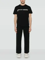 Remera negra de algodón con estampado frontal de la marca Moncler Grenoble en color blanco.