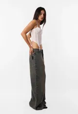 Corset negro de breteles finos y copas preformadas, con cierre frontal de ganchos y ballenas.