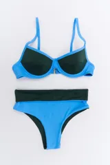 Conjunto de bikini con corpiño con aro y cierre frontal, y bombacha de tiro alto.