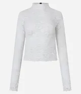 Blusa de manga larga, cuello alto y corte ajustado, confeccionada en encaje blanco con textura floral.