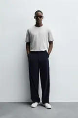 Pack de tres camisetas básicas de hombre, corte regular, cuello redondo y manga corta.