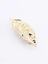 Broche con forma de hoja color dorado.