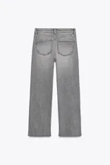 Pantalón de jean blanco, de tiro alto, corte cropped y flare.