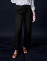 Pantalón jean de tiro alto, marca Royalty, color negro. Tiene pretina con pasadores, botón y cierre. Delantera y trasera con bolsillos. Costura lateral asimétrica. Fit Wide Leg.