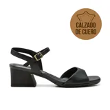 Sandalia de cuero con tacón bajo color plateado, diseño moderno con tira ajustable en el tobillo.