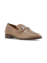 Zapato mocasín de cuero charol negro con detalle de hebilla plateada.