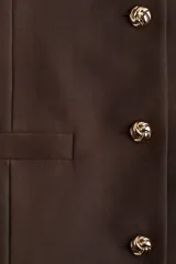 Vestido corto marrón sin mangas con escote en V pronunciado y botones de metal con diseño de nudo. Bolsillos insertados decorativos adelante y costuras moldeadoras adelante y atrás para estilizar la figura.