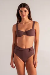 Conjunto de bikini marrón chocolate con tejido de canalé. El corpiño es de corte balconette con aros y almohadillas extraíbles, tirantes anchos y gancho multiposición. La bombacha es de cintura alta con cinturón y hebilla a tono.