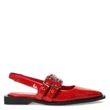 Zapatos de charol rojos con punta fina, tiras sobre el empeine con hebillas plateadas y elástico en la tira trasera.