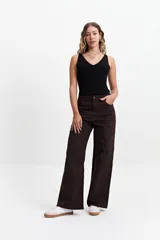 Pantalón de jean azul oscuro, corte wide leg y tiro alto.