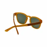 Lentes de sol con montura cuadrada color miel, fabricados en madera y eco acetato, con lentes verdes.
