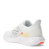 Championes New Balance 411 V3 para mujer, color blanco con detalles en naranja. Ideales para running y uso diario.