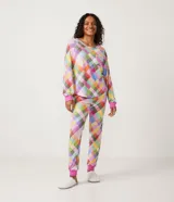 Pijama largo de poliéster con estampado de cuadros multicolores, puños ajustados de canalé, cuello redondo y bolsillo en el pecho.