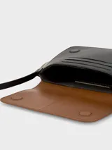 Mini bolso tricolor de piel, con correa larga regulable, cierre de solapa magnético, logo grabado y tarjetero en la parte trasera.