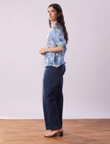 Blusa de modal estampado con flores en tonos azul y amarillo, marca Ruby Rd. Manga ¾ con terminación anudada.