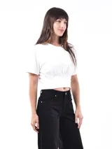 Remera corta color blanco hueso, con cuello redondo y frunce elástico en la cintura.
