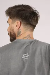 Remera gris de corte holgado y mangas cortas.