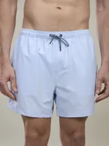 Short de baño celeste con textura, cintura elástica y cordón de ajuste.
