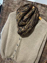 Chalina con estampado animal print de cebra en tonos marrones y negros.