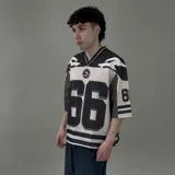 Camiseta deportiva unisex de poliéster con estampado sublimado y corte holgado.