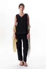 Top sin mangas confeccionado en mezcla de lino y algodón color marrón, con escote en V y pespuntes blancos decorativos en contraste.