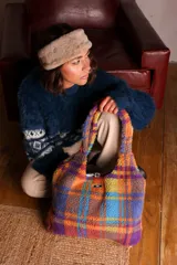Bolso tote de hombro de corderito sintético con estampado a cuadros en tonos naranja, azul, verde y violeta. Forro de algodón a cuadros blancos y negros.
