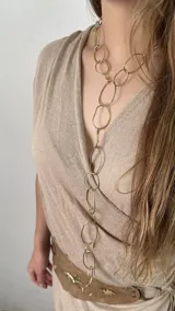 Cadena larga de bronce con eslabones irregulares. Se puede usar simple o doble.