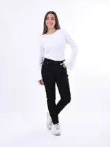 Pantalón jean skinny negro, tiro alto, con bolsillos delanteros y traseros.