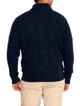 Sweater color café de tejido de punto, con cuello alto, cierre frontal completo y mangas largas.